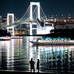 La gente se encuentra en la playa del Parque Marino de Odaiba en Tokio. | Foto:Philip Fong / AFP