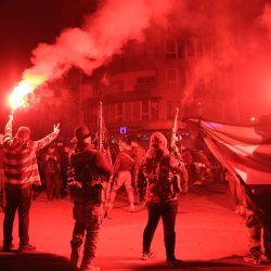 Las fuerzas rebeldes disparan al aire mientras celebran en la ciudad de Homs, en el centro de Siria, tras haber entrado en la tercera ciudad de Siria durante la noche. Hayat Tahrir al-Sham (HTS) y las facciones antigubernamentales aliadas han lanzado una ofensiva relámpago, arrasando con zonas del país que estaban bajo el control del gobierno, incluidas las principales ciudades de Alepo, Hama, Homs y la capital, Damasco. | Foto:AREF TAMMAWI / AFP