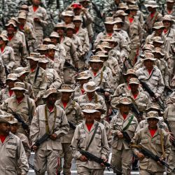 Miembros de la milicia bolivariana participan en un acto por el 165 aniversario de la Batalla de Santa Inés en Caracas, Venezuela. | Foto:JUAN BARRETO / AFP