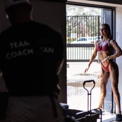 Un atleta posa entre bastidores antes de competir en el Xtyle Fitness and Entertainment (XFE) Classic Fitness and Bodybuilding Show de la Federación Internacional de Fitness y Culturismo (IFBB) de 2024 en el Centro Cívico de Kempton Park en Ekurhuleni. | Foto:Roberta Ciuccio / AFP