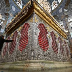 Un musulmán reza en el santuario de Sayyida Zeinab, que según se cree alberga la tumba de Zeinab bint Ali, hija del imán Ali y Fátima, y nieta del profeta islámico Mahoma, en los suburbios del sur de Damasco. | Foto:LOUAI BESHARA / AFP