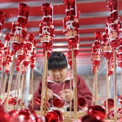 Un trabajador fabrica adornos navideños en un taller en Huaibei, en la provincia oriental china de Anhui. | Foto:AFP