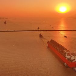 Vista aérea tomada con un dron del "NGUYA FLNG," una instalación flotante de gas natural licuado (GNL), siendo remolcada a través del puente Sutong sobre el río Yangtze, en la provincia de Jiangsu, en el este de China. | Foto:Xinhua/Xu Congjun
