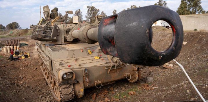 Imagen cedida por las Fuerzas de Defensa de Israel de tropas israelíes estacionadas en los Altos del Golán ocupados por Israel.