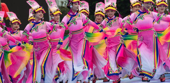 Imagen de estudiantes del grupo étnico Qiang, realizando una danza en una plaza, en el distrito autónomo de la etnia qiang de Beichuan, en la provincia de Sichuan, en el suroeste de China.