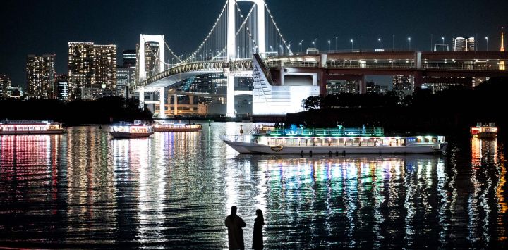 La gente se encuentra en la playa del Parque Marino de Odaiba en Tokio.