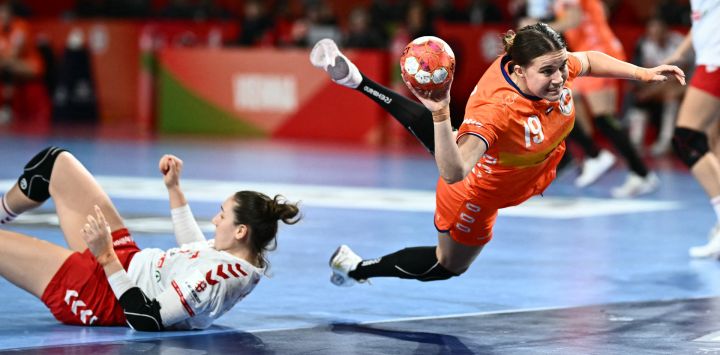 La pivote número 19 de Holanda, Merel Freriks, pasa la pelota durante el partido de la ronda principal del Campeonato Europeo de Balonmano Femenino EHF EURO 2024 entre Suiza y Holanda en Viena, Austria.