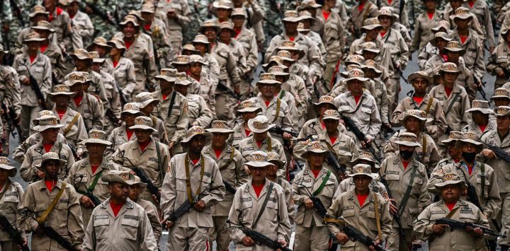 Miembros de la milicia bolivariana participan en un acto por el 165 aniversario de la Batalla de Santa Inés en Caracas, Venezuela.