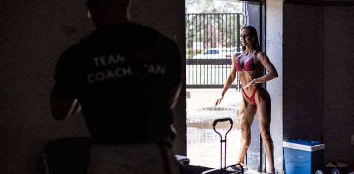 Un atleta posa entre bastidores antes de competir en el Xtyle Fitness and Entertainment (XFE) Classic Fitness and Bodybuilding Show de la Federación Internacional de Fitness y Culturismo (IFBB) de 2024 en el Centro Cívico de Kempton Park en Ekurhuleni.