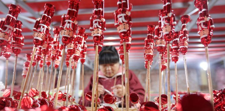 Un trabajador fabrica adornos navideños en un taller en Huaibei, en la provincia oriental china de Anhui.