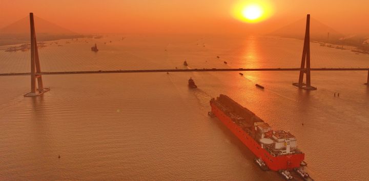 Vista aérea tomada con un dron del "NGUYA FLNG," una instalación flotante de gas natural licuado (GNL), siendo remolcada a través del puente Sutong sobre el río Yangtze, en la provincia de Jiangsu, en el este de China.