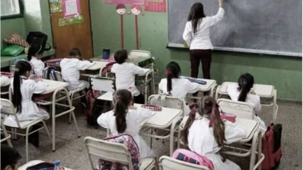 El Gobierno prohibió el "adoctrinamiento" en ámbitos educativos.  