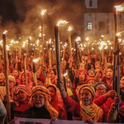 Activistas de 'Meira Paibis', un movimiento social de mujeres, sostienen antorchas durante una manifestación de protesta para exigir justicia para un hombre desaparecido de la comunidad Meitei y la restauración de la paz en el estado de Manipur, en el noreste de la India, en Imphal. | Foto:AFP