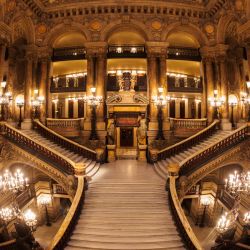 Esta fotografía muestra una vista general de la Gran Escalera de la Ópera Garnier, en París. | Foto:JOEL SAGET / AFP