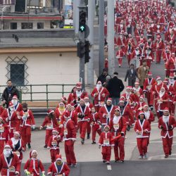 Imagen de personas disfrazadas de Papa Noel participando en la carrera anual de Santa, en Budapest, Hungría. | Foto:Xinhua/Attila Volgyi