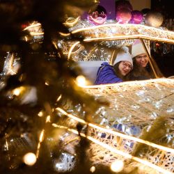 Imagen de personas vistas con una decoración luminosa en forma de automóvil, en Varsovia, Polonia. | Foto:Xinhua/Jaap Arriens