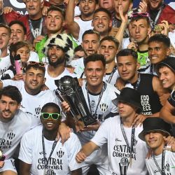 Los jugadores de Central Córdoba celebran con el trofeo tras ganar la final de la Copa Argentina entre Vélez Sarsfield y Central Córdoba en el Estadio 15 de Abril en Santa Fe. | Foto:JOSE ALMEIDA / AFP