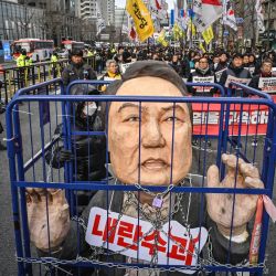Manifestantes de un grupo laboral participan en una protesta para pedir la destitución del presidente de Corea del Sur, Yoon Suk Yeol, frente al Ayuntamiento de Seúl. | Foto:Anthony Wallace / AFP
