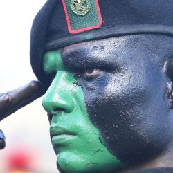 Un soldado con el rostro pintado participa en la celebración del 199 aniversario del Ejército de Honduras, en el campo Parada Marte, en Tegucigalpa. | Foto:Orlando Sierra / AFP