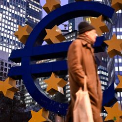 Vista del símbolo del euro frente al antiguo edificio del Banco Central Europeo (BCE), un día antes de la reunión del consejo de gobierno del BCE en Frankfurt am Main, oeste de Alemania. | Foto:KIRILL KUDRYAVTSEV / AFP