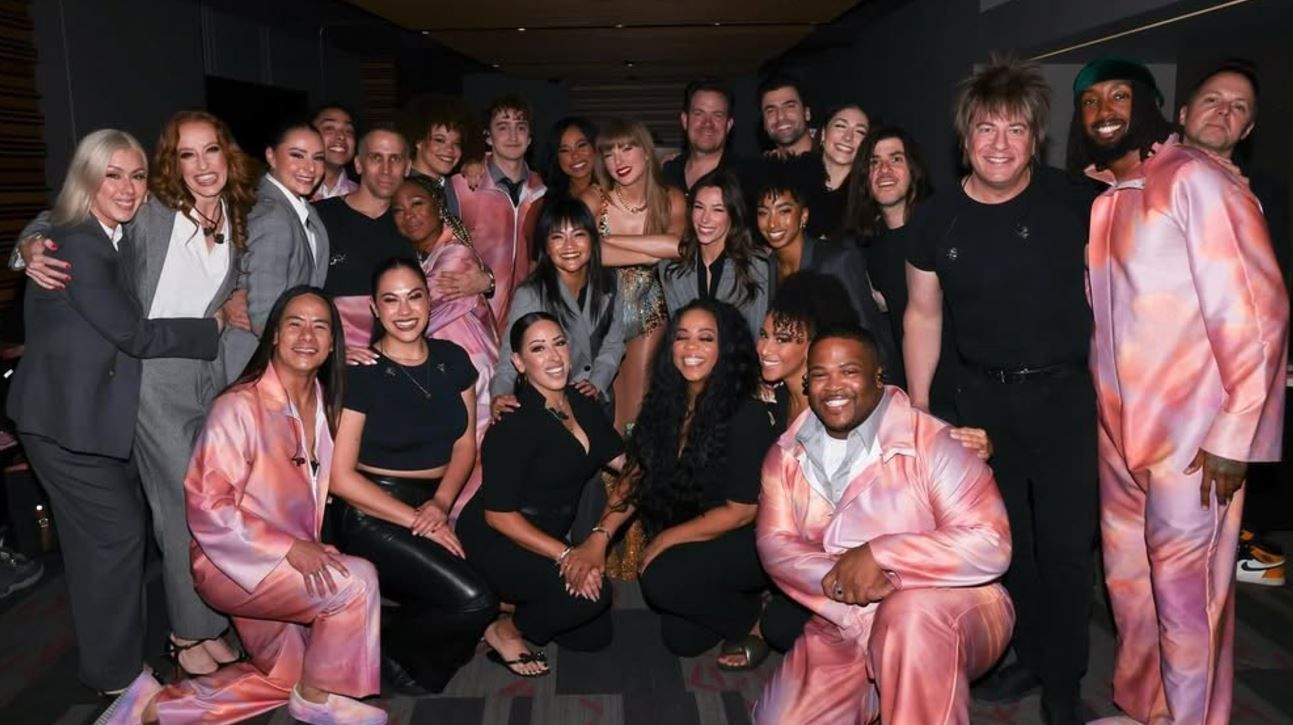 Taylor Swift y parte de su equipo