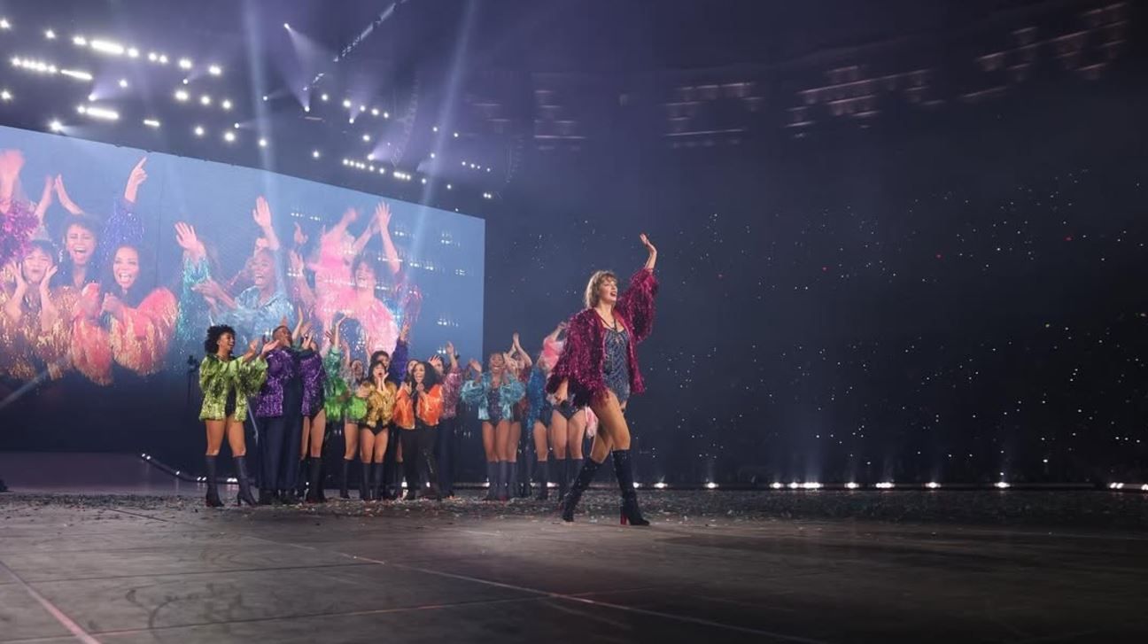 Taylor Swift y su equipo