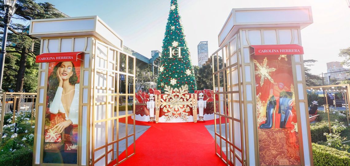 Carolina Herrera ilumina la navidad con su icónico árbol y sus fragancias exclusivas