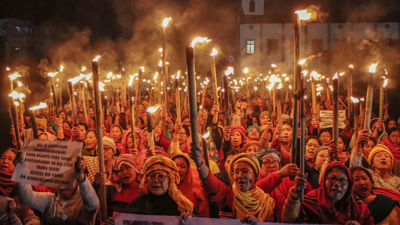 Activistas de 'Meira Paibis', un movimiento social de mujeres, sostienen antorchas durante una manifestación de protesta para exigir justicia para un hombre desaparecido de la comunidad Meitei y la restauración de la paz en el estado de Manipur, en el noreste de la India, en Imphal. | Foto:AFP