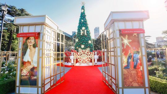 Carolina Herrera ilumina la navidad con su icónico árbol y sus fragancias exclusivas