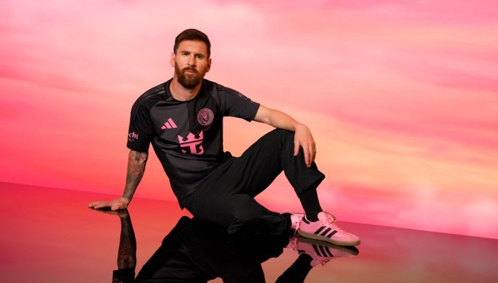 Lionel Messi modelando