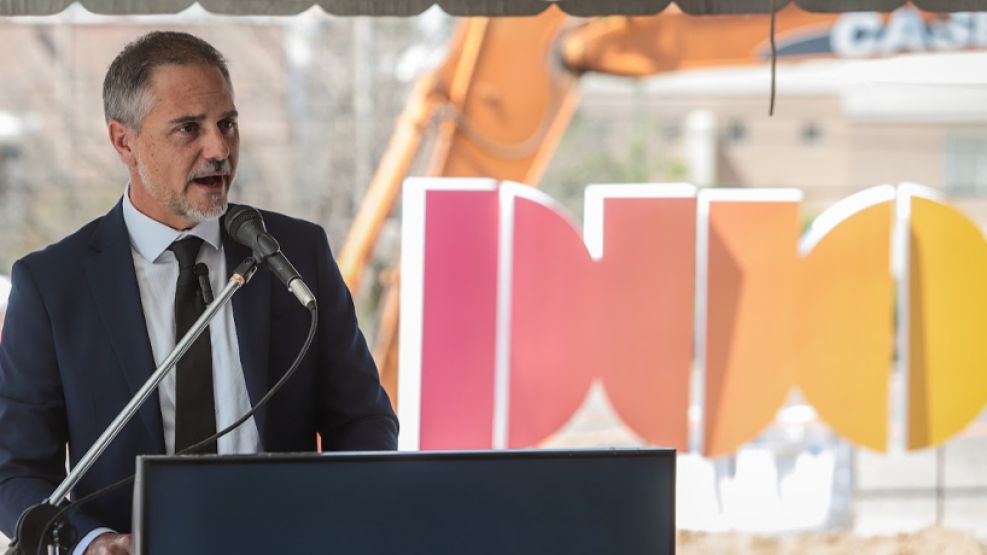 Lucas Salim presentando oficialmente las obras en DUO