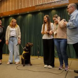 Emma recibió, con gran alegría, a su perro de asistencia.