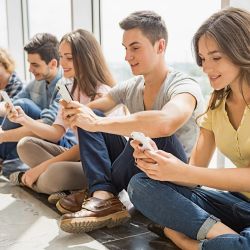 Exceso en el uso del celular. | Foto:Shutterstock