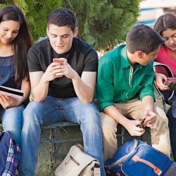 Los chicos y el uso excesivo del celular. | Foto:Shutterstock