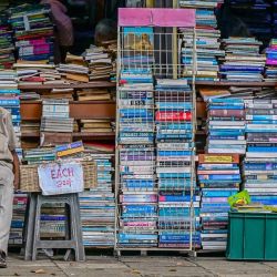 Un vendedor de libros usados espera a los clientes en su tienda en Colombo, Sri Lanka. | Foto:ISHARA S. KODIKARA / AFP