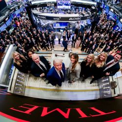 Donald Trump asiste a la ceremonia de campana de apertura en la Bolsa de Valores de Nueva York, en Nueva York, Estados Unidos. El presidente electo de Estados Unidos, Donald Trump, hizo sonar el jueves la campana de apertura en la Bolsa de Valores de Nueva York (NYSE, por sus siglas en inglés), marcando un gesto simbólico hacia la comunidad financiera mientras se prepara para asumir el cargo. | Foto:Xinhua/NYSE Group