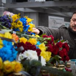Esta fotografía, tomada y difundida por el Servicio de Prensa Presidencial de Ucrania, muestra al presidente ucraniano, Volodymyr Zelensky, depositando flores en el lugar del ataque con misiles llevado a cabo por Rusia, en la ciudad de Zaporizhia, en medio de la invasión rusa de Ucrania. | Foto:Handout / SERVICIO DE PRENSA PRESIDENCIAL DE UCRANIA / AFP