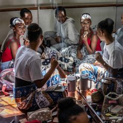 Los miembros de la compañía de danza del Centro de danza de Kenia (DCK) se preparan entre bastidores para maquillarse antes de su actuación en El cascanueces en el Teatro Nacional de Kenia en Nairobi. | Foto:LUIS TATO / AFP