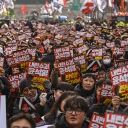 Manifestantes de un grupo laboral participan en una protesta para pedir la destitución del presidente de Corea del Sur, Yoon Suk Yeol, frente al Ayuntamiento de Seúl. | Foto:Anthony Wallace / AFP
