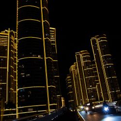 Se ven edificios decorados con luces de neón navideñas en una popular zona comercial de Manila, Filipinas. | Foto:TED ALJIBE / AFP
