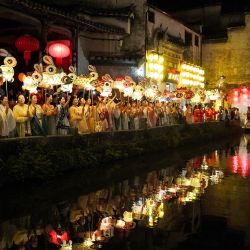 Vista aérea tomada con un dron de personas sosteniendo linternas festivas mientras desfilan, en la aldea Hongcun del distrito de Yixian, en el este de China. | Foto:Xinhua/Shi Yalei