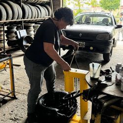 Miriam Zulema Romero con apenas 12 años ya reparaba gomas de camiones. | Foto:Cedoc