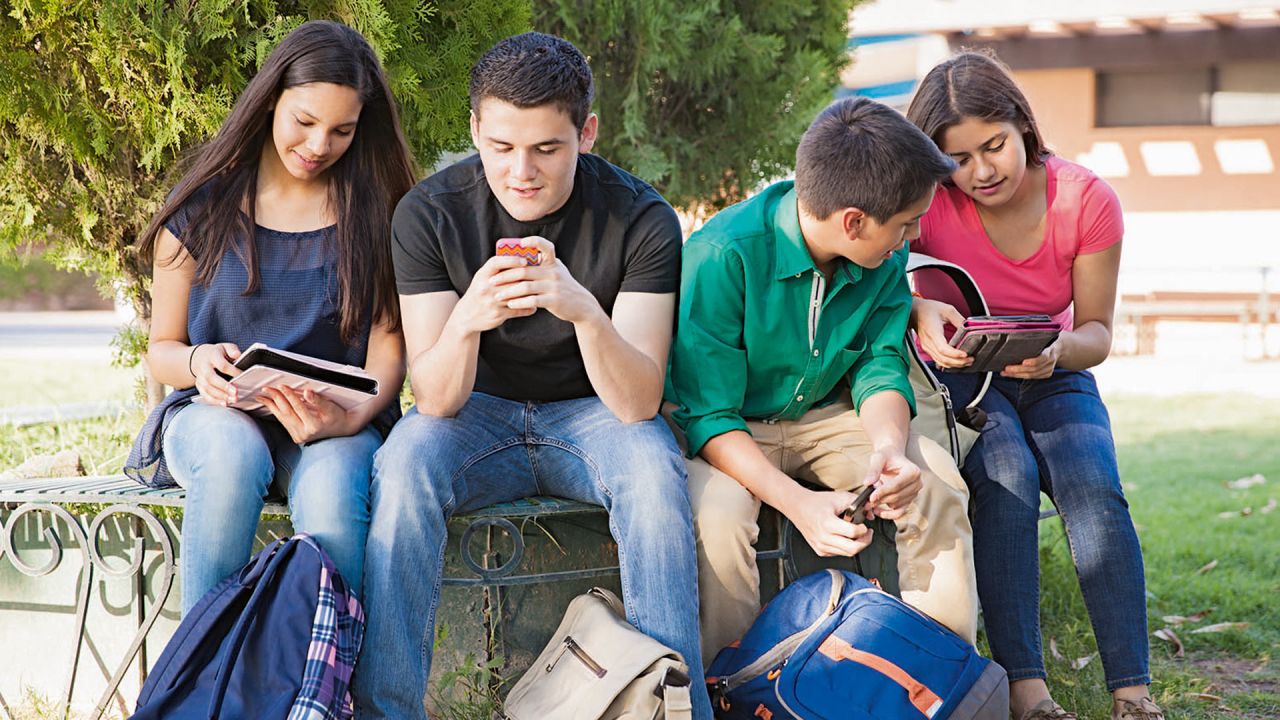 Los chicos y el uso excesivo del celular. | Foto:Shutterstock