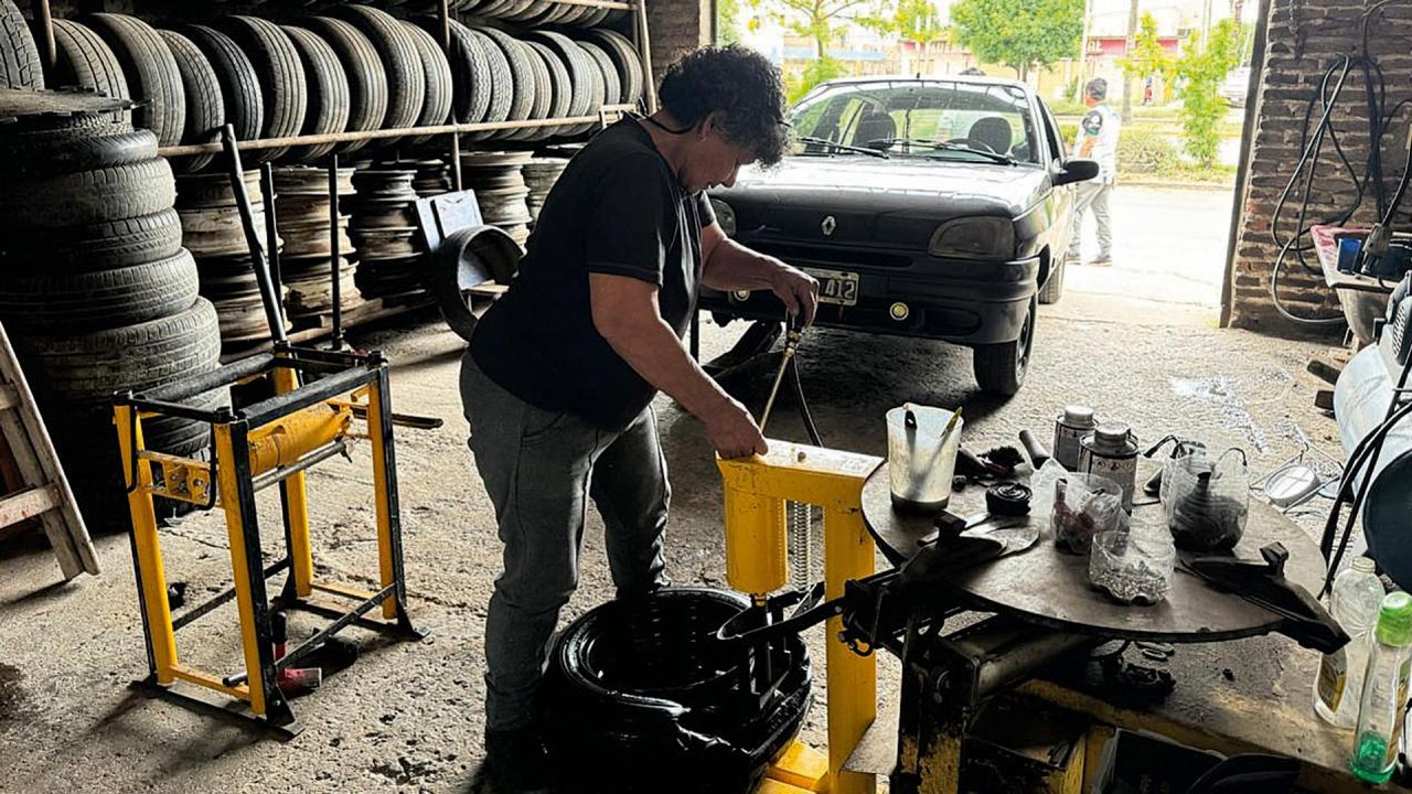 Miriam Zulema Romero con apenas 12 años ya reparaba gomas de camiones. | Foto:Cedoc