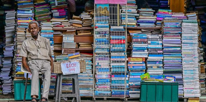 Un vendedor de libros usados espera a los clientes en su tienda en Colombo, Sri Lanka.