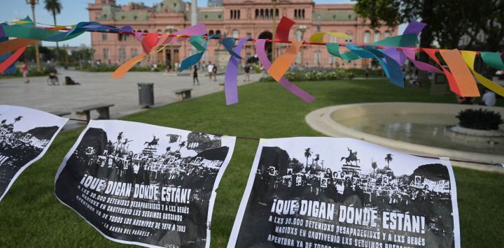 Carteles que exigen el paradero de los desaparecidos durante la "44ª Marcha de la Resistencia" en la Plaza de Mayo de Buenos Aires, para rendir homenaje a las víctimas de la dictadura argentina de 1976-1983.