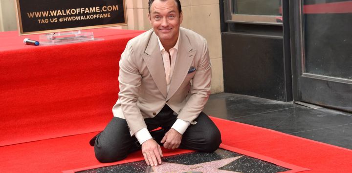 El actor inglés Jude Law posa junto a su estrella durante su ceremonia en el Paseo de la Fama en Hollywood, California.