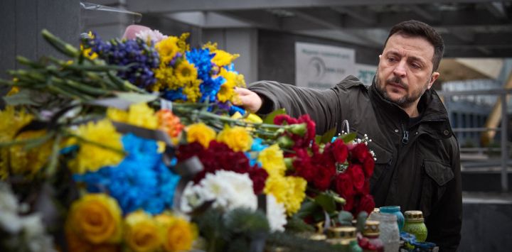 Esta fotografía, tomada y difundida por el Servicio de Prensa Presidencial de Ucrania, muestra al presidente ucraniano, Volodymyr Zelensky, depositando flores en el lugar del ataque con misiles llevado a cabo por Rusia, en la ciudad de Zaporizhia, en medio de la invasión rusa de Ucrania.