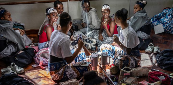 Los miembros de la compañía de danza del Centro de danza de Kenia (DCK) se preparan entre bastidores para maquillarse antes de su actuación en El cascanueces en el Teatro Nacional de Kenia en Nairobi.