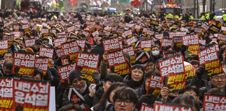 Manifestantes de un grupo laboral participan en una protesta para pedir la destitución del presidente de Corea del Sur, Yoon Suk Yeol, frente al Ayuntamiento de Seúl.